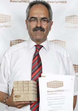 Willi Schmitt lors de la remise du prix des matériaux RaumProbe, catégorie Écologie, pour les panneaux  RE-Y-STONE de Dekodur